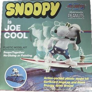 Snoopy is Joe Cool Surfing Peanuts Motorized Atlantis Snap Model Kit No. M7502